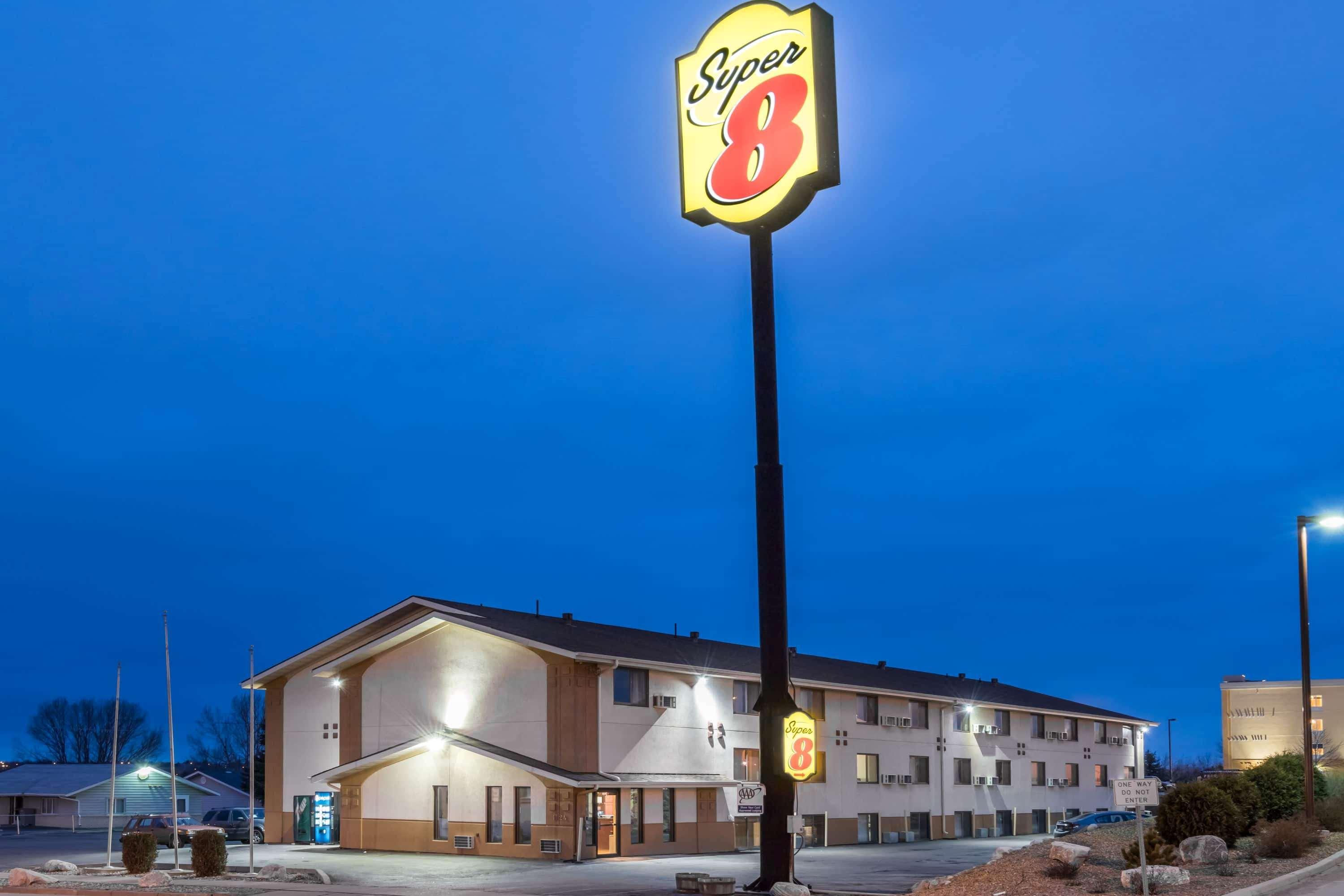 Super 8 By Wyndham Bismarck Hotell Exteriör bild